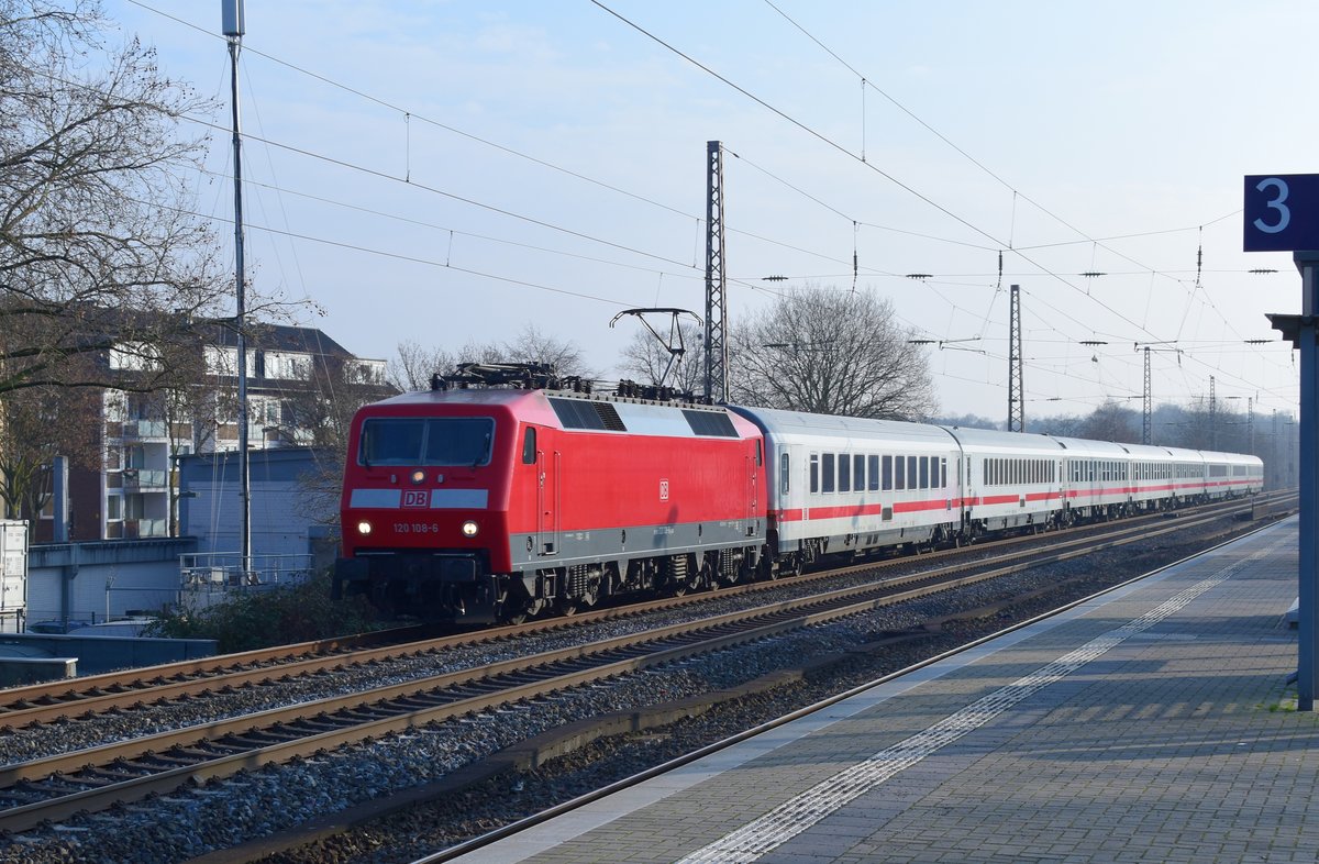 120 108-6 mit einem IC am Haken passiert hier die S-Bahnhaltestelle Düsseldorf Eller-Süd. Samstag den 17.12.2016