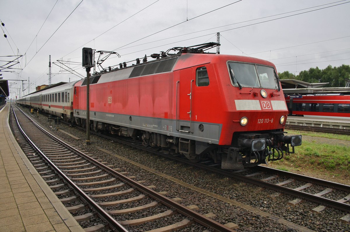 120 113-6 durchfährt am 12.8.2017 mit dem IC2301 von Warnemünde nach Leipzig Hauptbahnhof den Rostocker Hauptbahnhof in Richtung Warnemünde zur Bereitstellung.