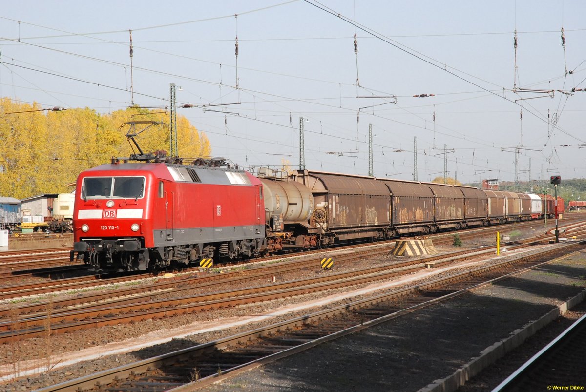 120 115 durchfährt mit einem kurzen Güterzug den Bf. Darmstadt-Kranichstein - 19.10.2012