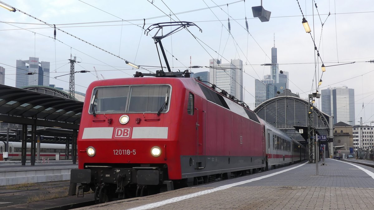 120 118 steht mit einem Ersatz-IC nach Oldenburg im Frankfurter Hauptbahnhof. Aufgenommen am 19.2.2018 17:02