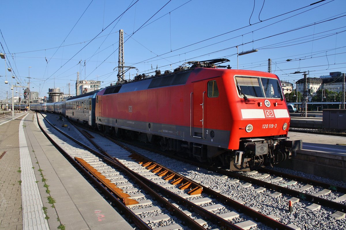 120 119-3 erreicht am Morgen des 15.8.2017 mit dem EN40236 von Venezia Santa Lucia den Münchener Hauptbahnhof.