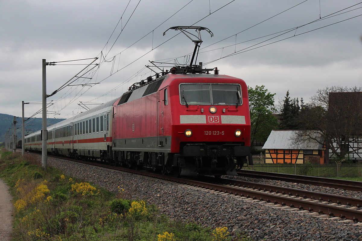 120 123-5 und am Zugende 120 111-0 durchfahren am 05.05.2017 mit dem IC 2304 (München Hbf - Berlin Hbf (tief) die Ortslage von Etzelbach.