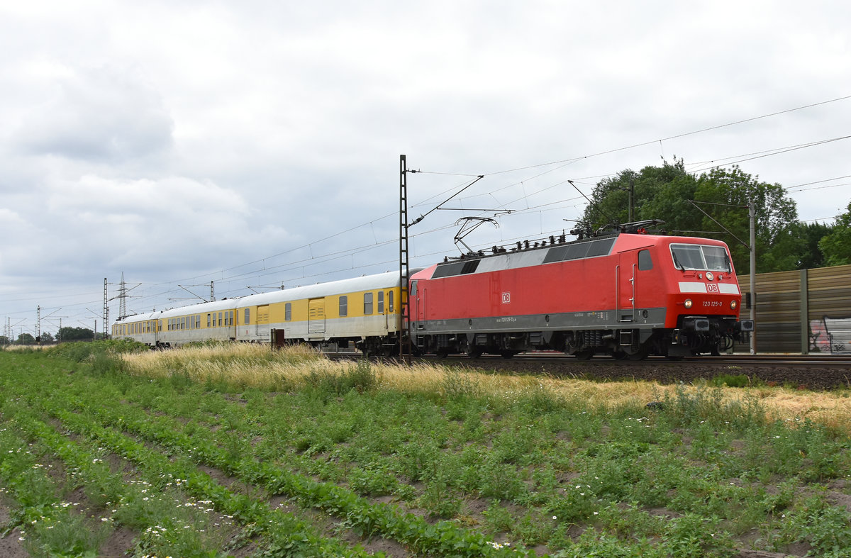 120 125-0 als Messzug der DB Systemtechnik im stündlichen Takt auf der KBS 110 unterwegs in Richtung Hamburg.  Höhe Bardowick 12.06.2018.