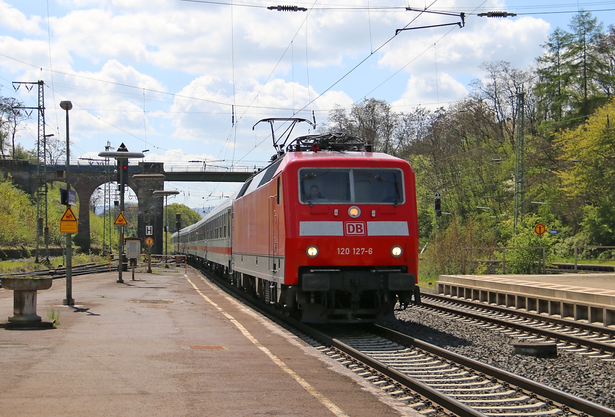 120 127-6 mit Umleiter-IC in Richtung Göttingen. Aufgenommen am 04.05.2016 in Eichenberg.