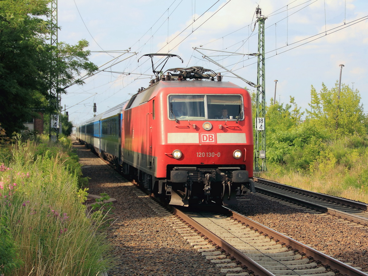 120 130-0 mit dem EC 179 nach Prag am 27. Juni 2014 kurz vor der Durchfahrt durch den Bahnhof Großbeeren. 