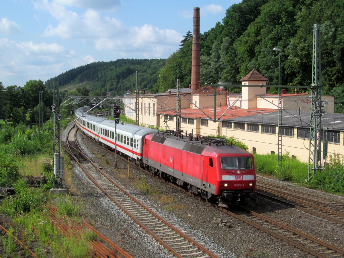 120 130-0 zieht am 31. Juli 2014 den IC 2208 durch Kronach in Richtung Saalfeld.