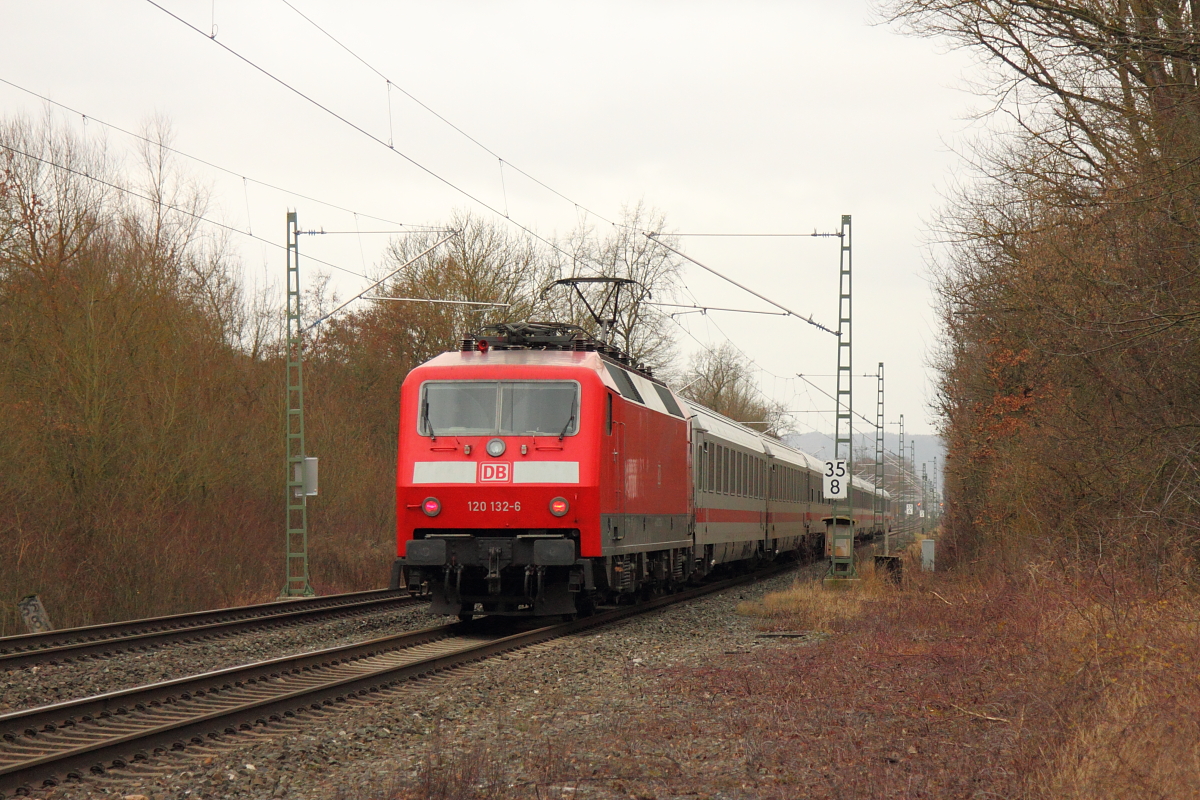 120 132-6 DB in Michelau/ Oberfranken am 27.12.2016.