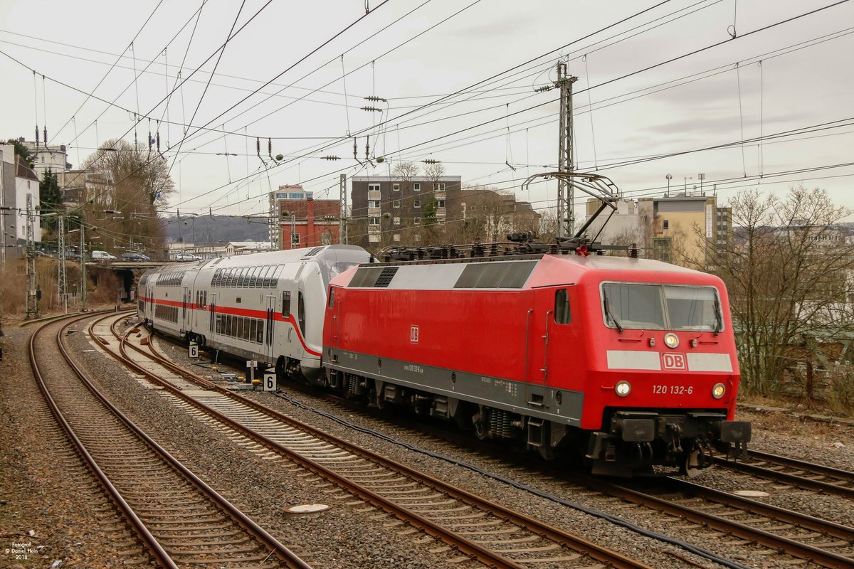 120 132-6 mit IC2 Überführung in Wuppertal, am 10.03.2018.