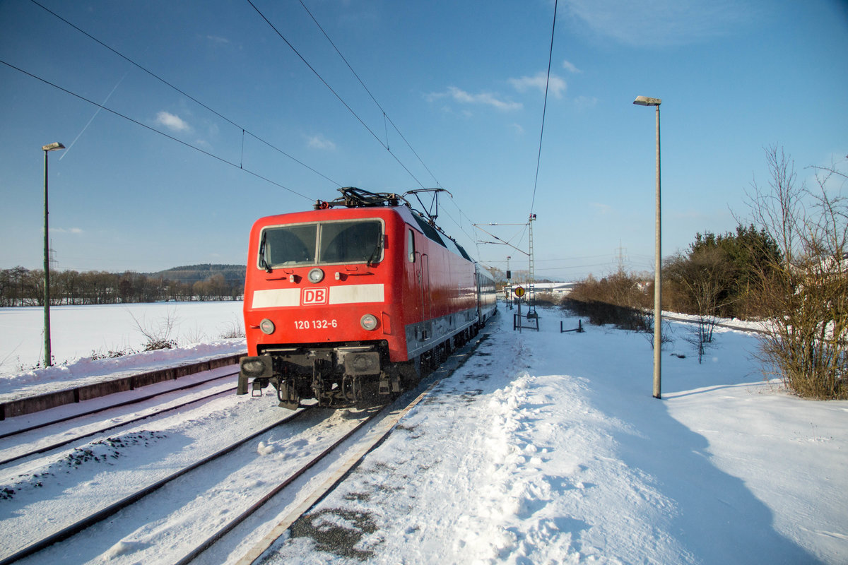 120 132-6 schiebt einen IC am 18.01.2014 in Richtung Leipzig Hbf.,gesehen in Gundelsdorf.