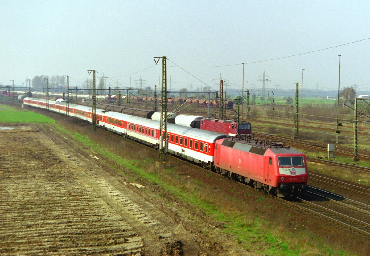 120 137 mit IC 622  Stolzenfels  (Nrnberg–Kln–Dresden) am 01.04.1999 in Lehrte