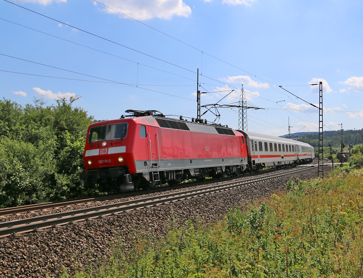 120 138-3 zieht einen Umleiter-IC in Richtung Göttingen. Aufgenommen zwischen Eichenberg und Friedland(HAN) am 01.08.2015.