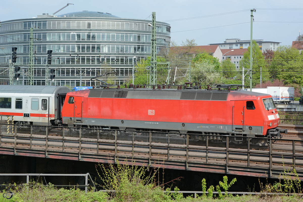 120 140-9 mit einem IC-Zug im April 2014 in Dresden.