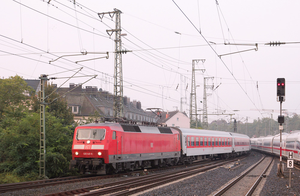 120 140 trifft mit einem Autoreisezug am Zielbahnhof Düsseldorf Hbf ein.
Aufnahmedatum: 8. September 2014