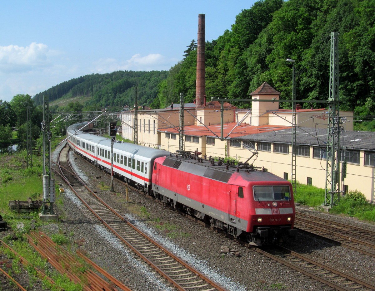 120 141-7 zieht am 24. Mai 2014 den IC 2208 durch Kronach in Richtung Saalfeld.