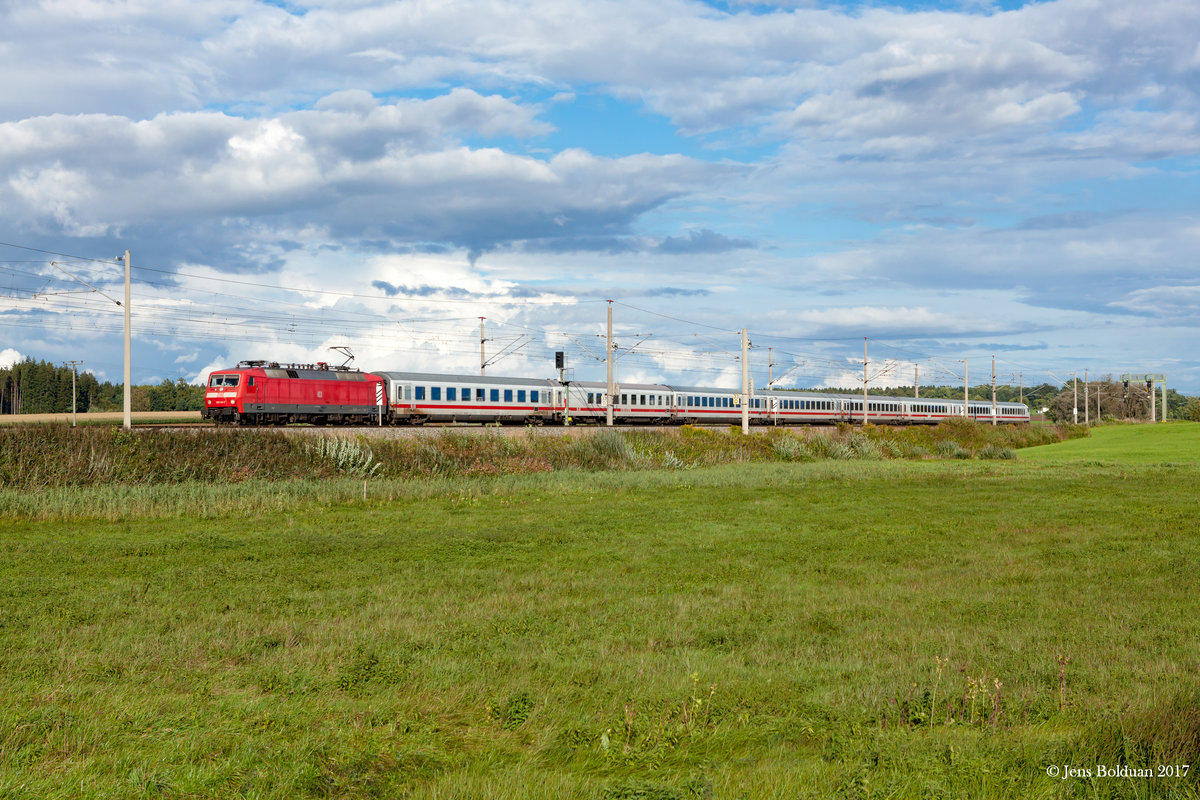 120 141 zieht am 12.09.2017 ihren IC 2262 von München nach Karlsruhe an den Feldern bei Mammendorf vorbei