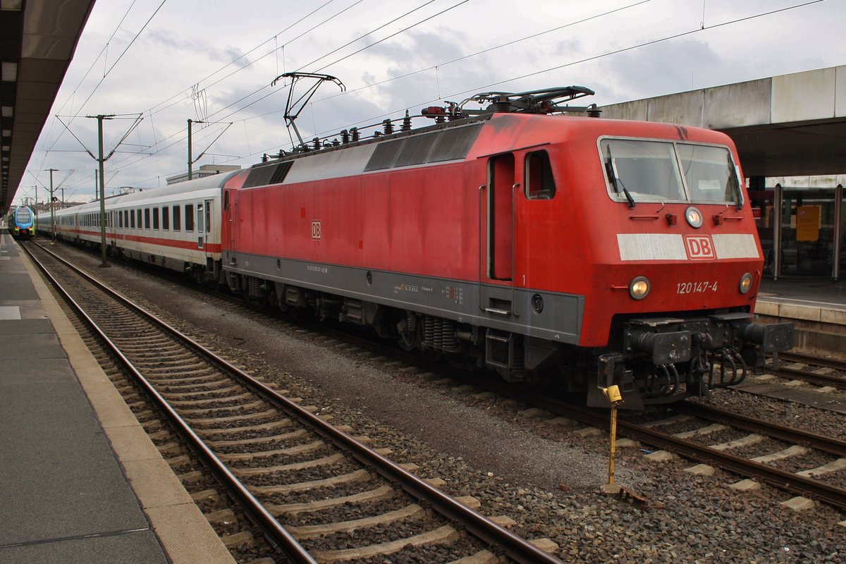 120 147-4 steht am 5.8.2017 mit einem IC-Leerpark in Hannover Hauptbahnhof.