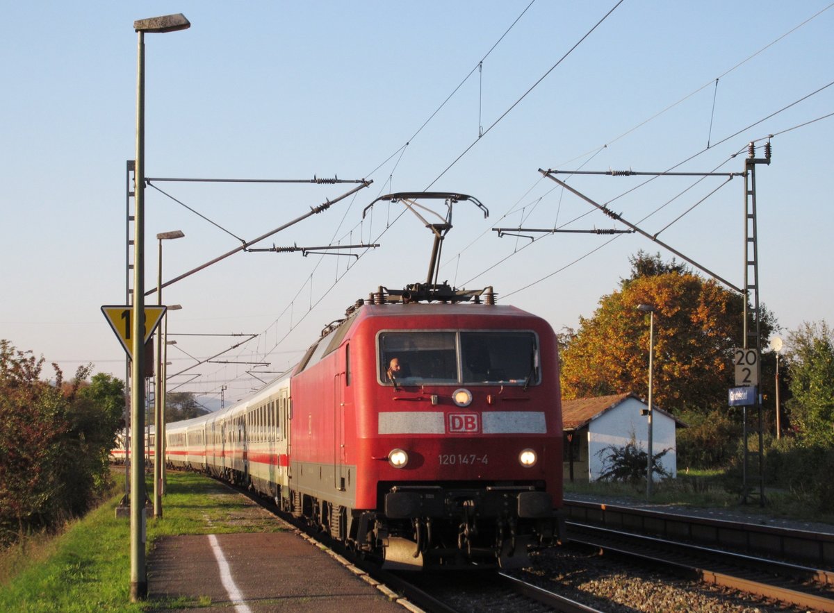 120 147-4 zieht am 31.Oktober 2015 den IC 2301 durch Gundelsdorf in Richtung Lichtenfels.