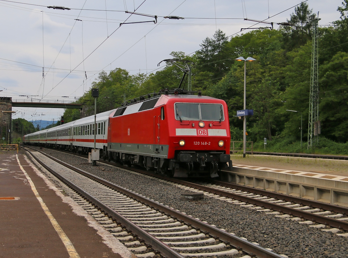 120 148-2 mit umgeleiteten IC in Richtung Göttingen. Am Zugschluss hing noch die  120 110-2. Aufgenommen in Eichenberg am 31.05.2015.
