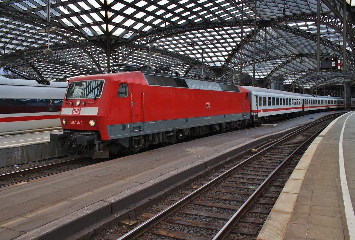 120 148-2 steht am Abend des 16.8.2017 mit dem EC6 von Karlsruhe Hauptbahnhof nach Hamburg-Altona im Kölner Hauptbahnhof.