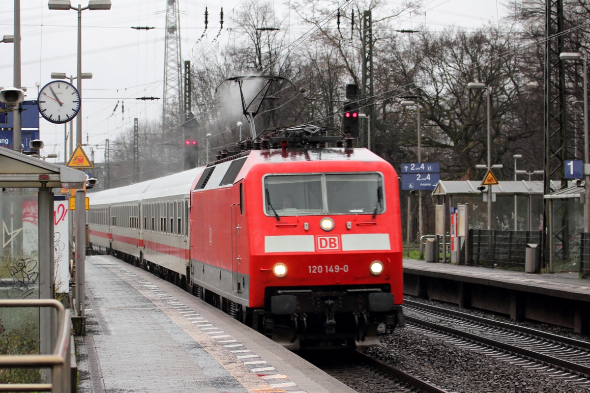 120 149-0 durchfährt mit IC 2204 nach Emden Hbf. Recklinghausen-Süd 30.1.2016