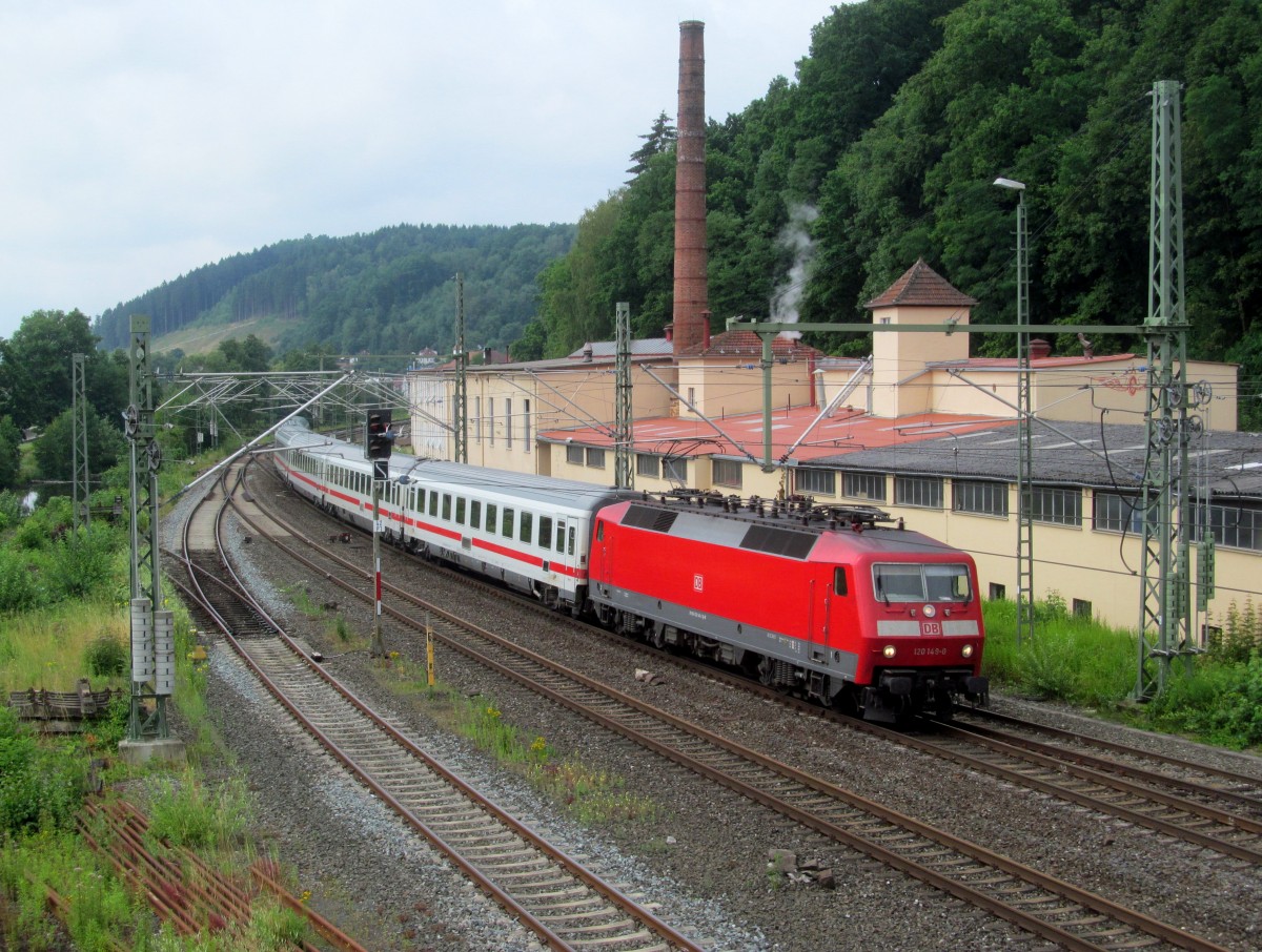 120 149-0 erreicht am 08. Juli 2014 mit IC 2208 den Bahnhof Kronach.