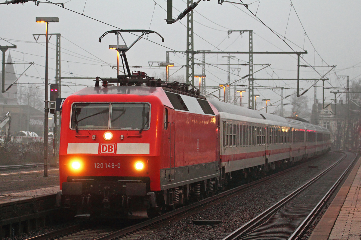 120 149-0 mit IC 1926 nach Berlin Ostbahnhof in Recklinghausen Hbf. 18.12.2017