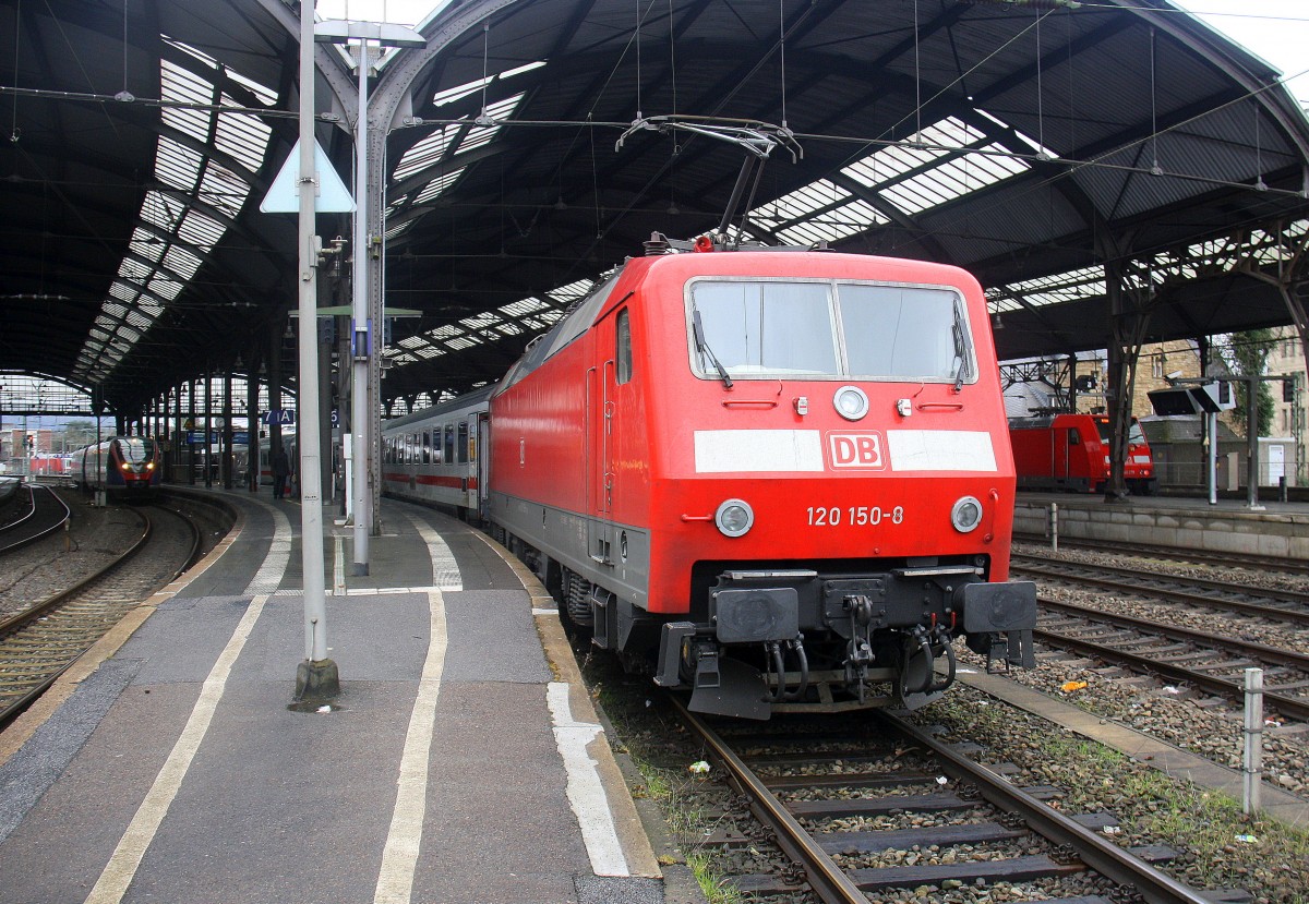 120 150-0 DB mit dem IC 2404 von Aachen-Hbf nach Stralsund-Hbf.
Aufgenommen vom Bahnsteig 6 vom Aachen-Hbf.
Bei Regenwolken am Mittag vom 5.2.2016.