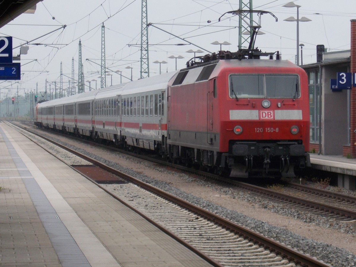 120 150 am Schluß vom IC 2212 Binz-Stuttgart,am 24.Mai 2014,beim Halt in Bergen/Rügen.Zuglok bis Rostock war 120 112 !