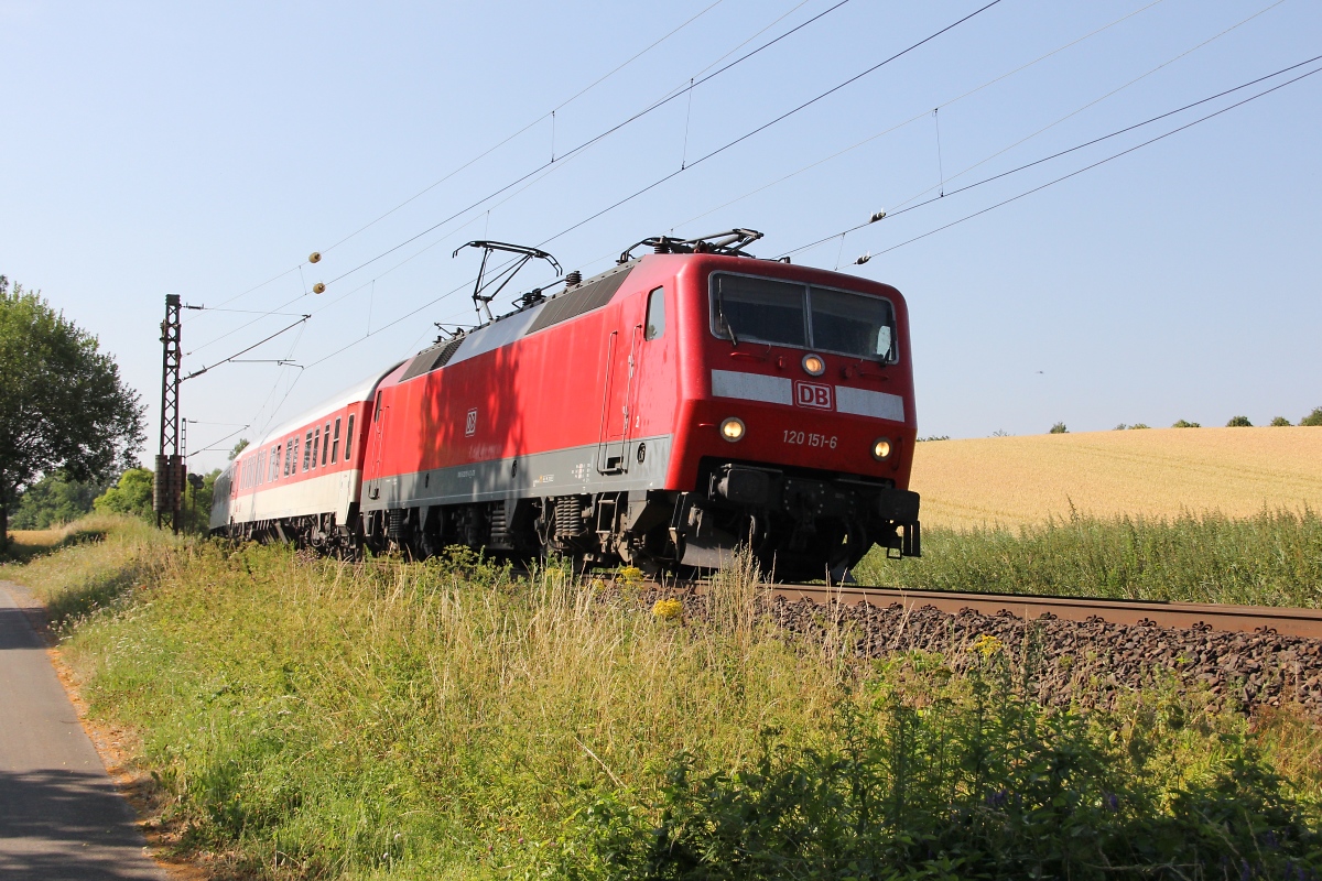 120 151-6 mit einem AZ aus Richtung Süden kommend. Aufgenommen zwischen Eschwege und Albungen am 19.07.2013.
