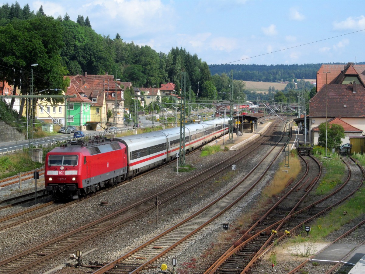 120 151-6 zieht am 31. Juli 2014 den ICE 1005 durch Kronach in Richtung Nürnberg.