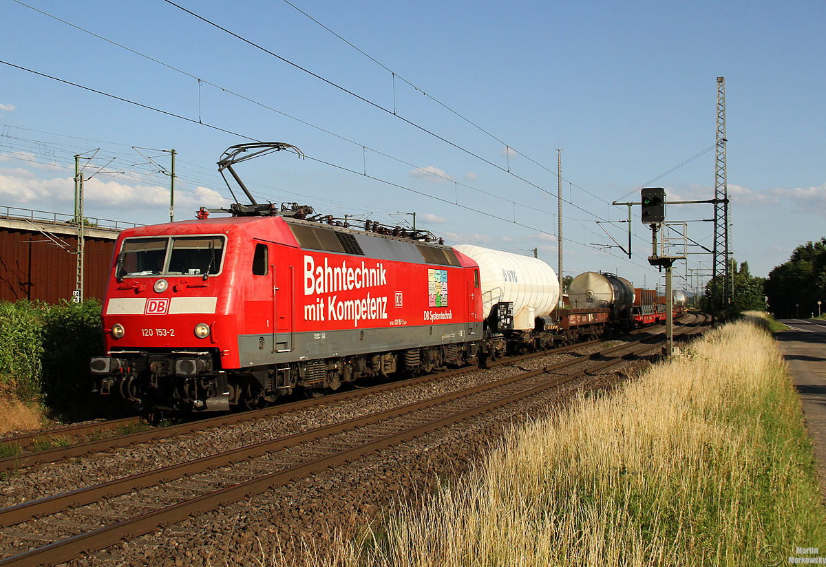120 153 mit dem innovativen Güterzug bei Porz Wahn am 20.06.2018