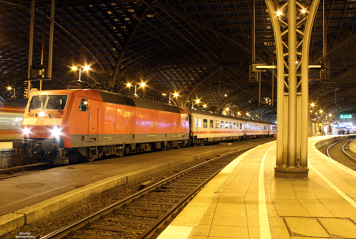 120 159 mit einem ICE Ersatzzug in Köln Hbf am 02.01.2019