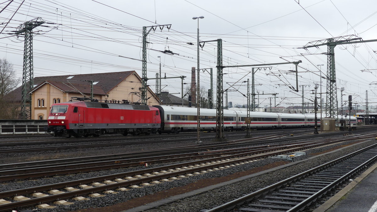 120 159 verlässt mit einem Metropolitan den Bahnhof Fulda gen Berlin. Aufgenommen am 9.3.2018 15:36