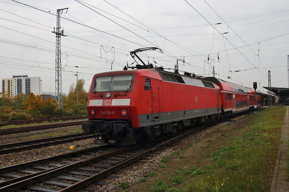 120 201-9 drückt am 23.10.2016 den RE1 (RE4307)  Hanse-Express  aus Hamburg Hauptbahnhof in den Rostocker Hauptbahnhof.