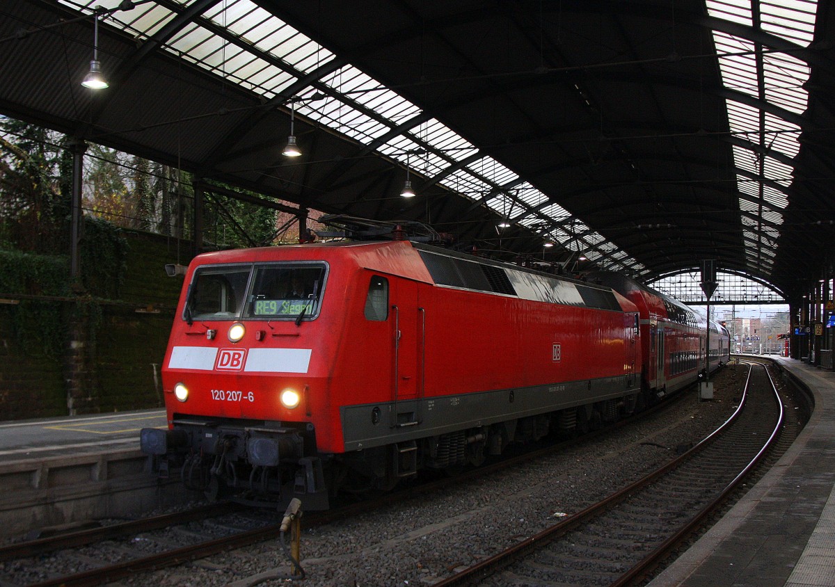 120 207-6 DB steht mit dem RE9 von Aachen-Hbf nach Siegen-Hbf.
Aufgenommen bei Regenwolken am Nachmittag vom 25.12.2014.