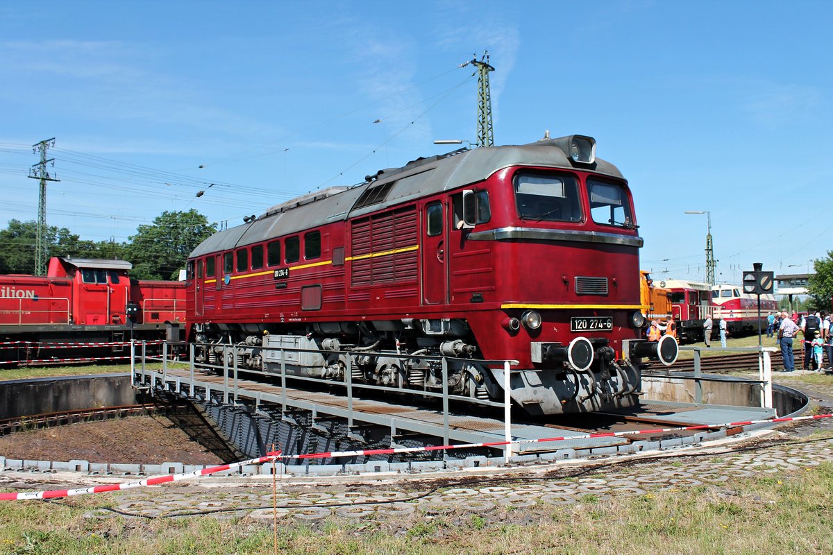 120 274-6 (220 274-6) am 14.06.2015 vom Bahnbestriebswerk Arnstadt historisch e.V. zu Besuch zum Sommerfest vom DB Museum Koblenz Lützel und präsentiert sich auf der dortigen Drehscheibe.