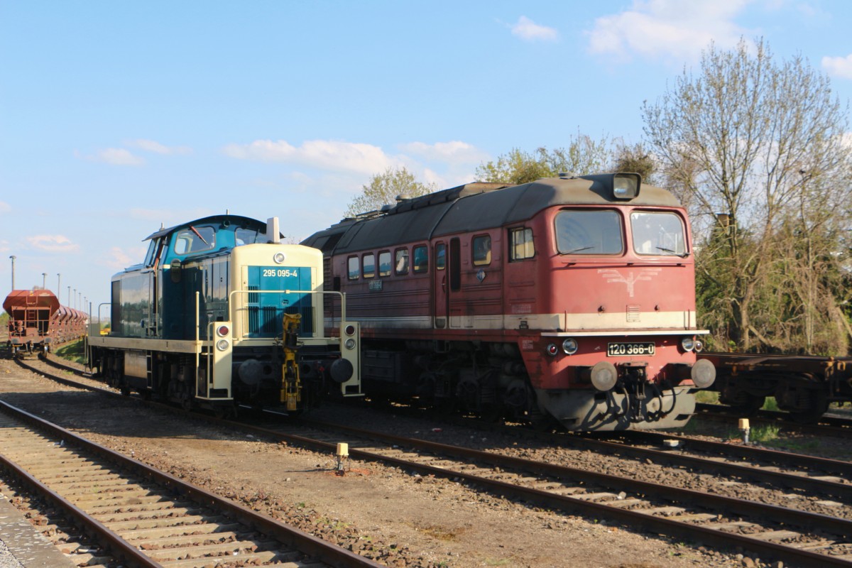 120 366 0 und 295 095 4 im Bahnhof Egeln zum Bahnhofsfest am 02.05.2015