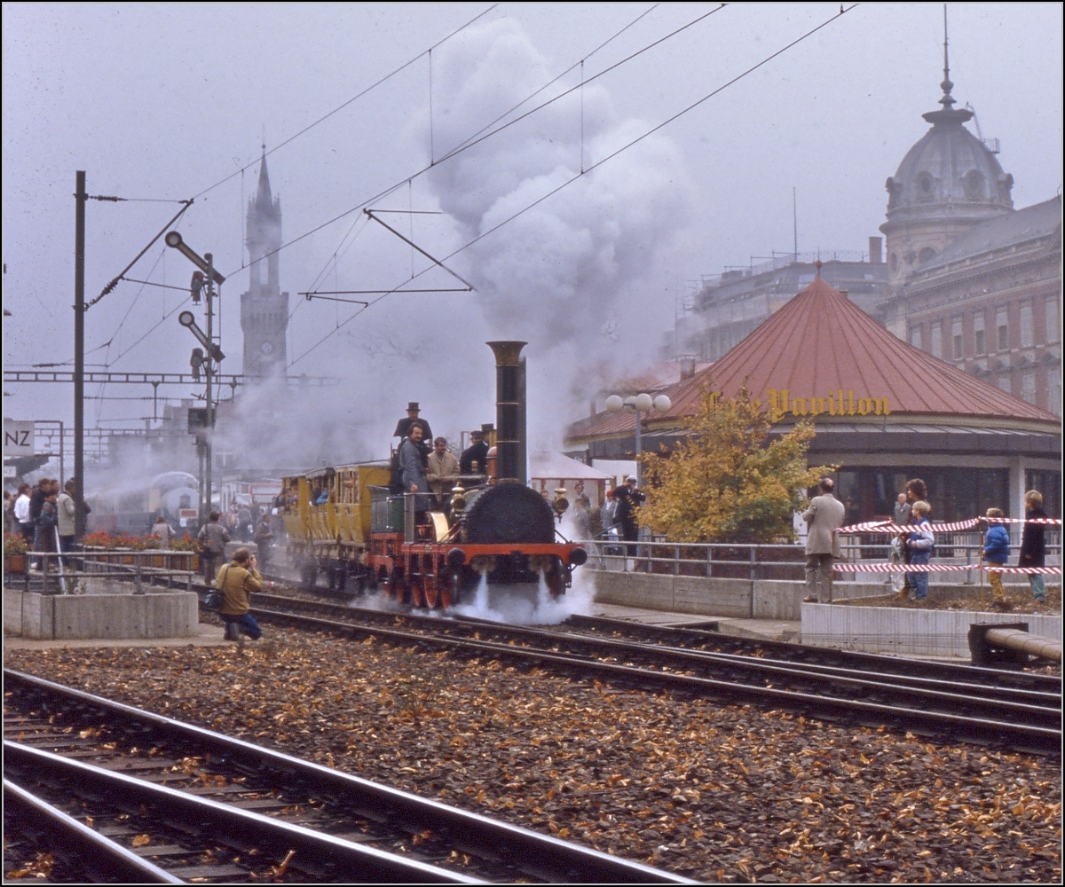 120 Jahre Bahnhof Konstanz. Anlass für einen Besuch des Adlers. Die Unterführung war frisch installiert, der Hilfsbahnübergang fast noch sichtbar, die Formsignale noch in Betrieb und Fuzzies wurden vom anwesenden Personal sogar auf den Schienen noch geduldet, meine Fotos allerdings entstanden alle BB-konform. Konstanz, Mai 1983.