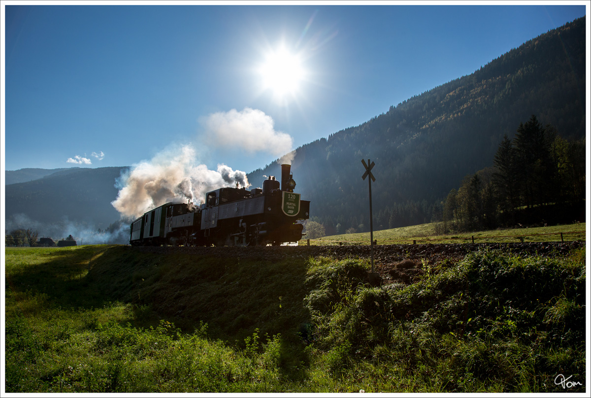 120 Jahre Murtalbahn - Die beiden Dampfloks STLB Bh1 und U11 ziehen einen Dampfsonderzug von Murau nach Tamsweg. Die Murtalbahn war 2017 nominiert für die Show  9 Plätze, 9 Schätze  in der die schönsten Plätze Österreichs gezeigt werden. 
Stadl an der Mur 10.10.2014