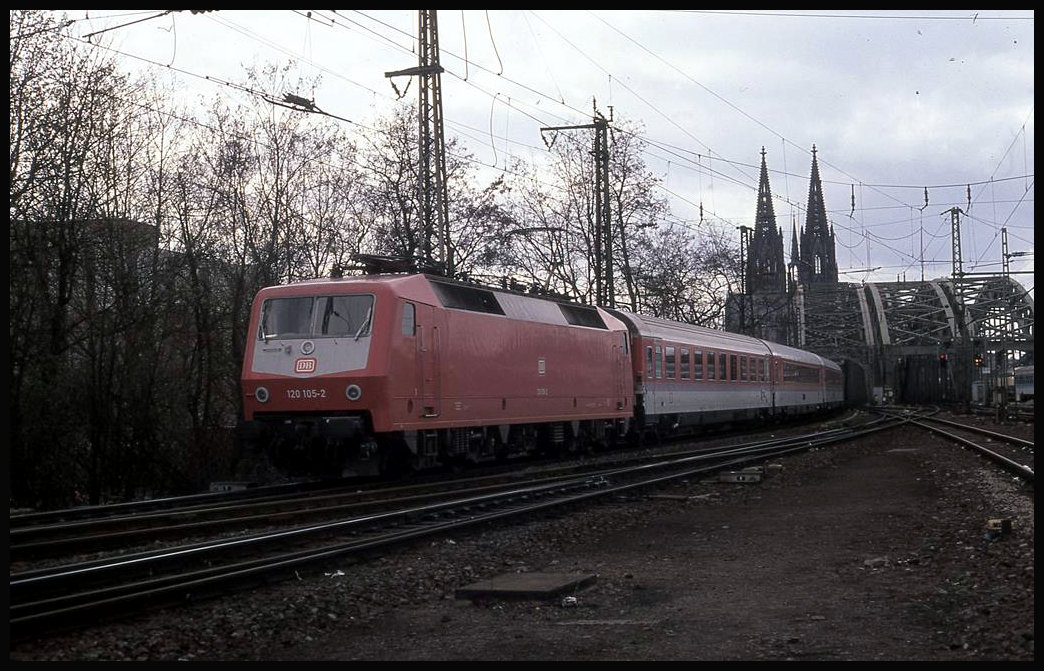 120105 verlässt hier am 25.3.1993 um 14.36 Uhr mit dem IC 614 Drachenfels nach Münster die Hohenzollernbrücke in Köln und erreicht den Bahnhof Köln Deutz.