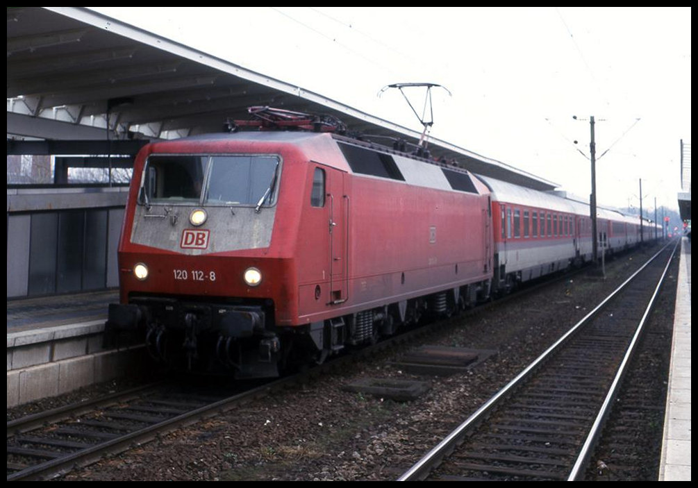 120112 am 24.1.1999 um 12.53 Uhr im HBF Braunschweig mit IC 624 Moritzburg nach Dresden.