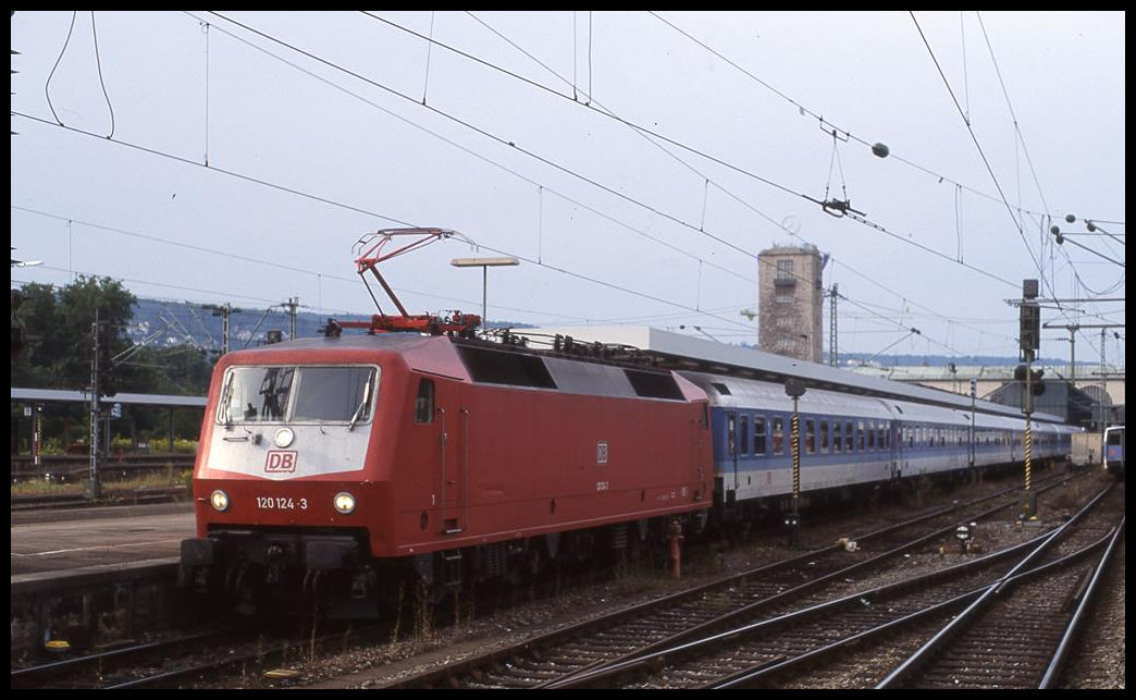 120124 steht hier am 14.08.1999 um 09.01 Uhr abfahrbereit mit dem IR 2266 nach Karlsruhe im HBF Stuttgart.