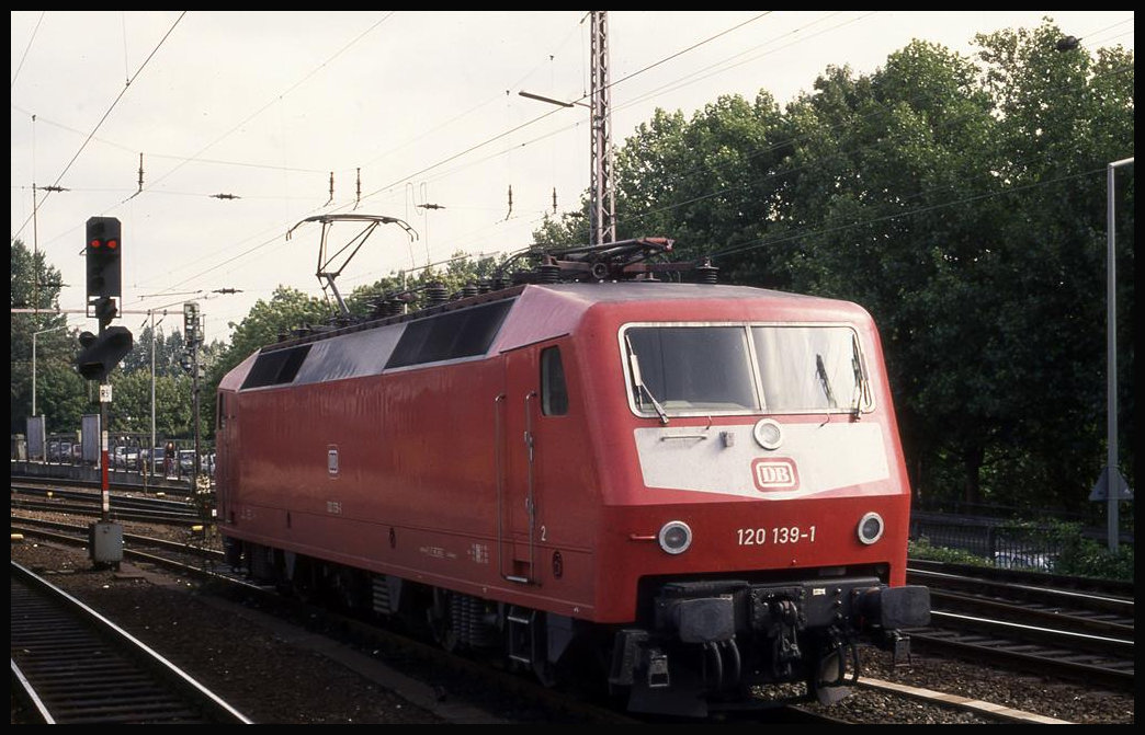 120139 am 9.8.1992 im oberen Bahnhof von Osnabrück.