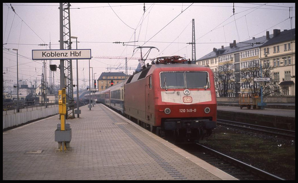 120149 fährt hier am 10.3.1993 um 10.19 Uhr mit dem EC 115 Blauer Enzian nach Klagenfurt in Koblenz ein.