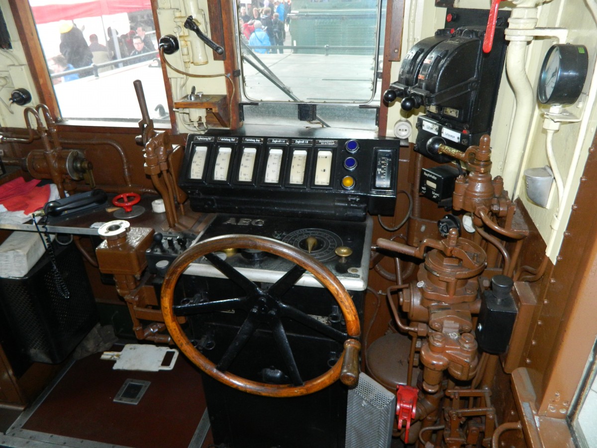 12.04.2014 - Führerstand der E94 056 - auf Gleis 24 des Hbf in Leipzig