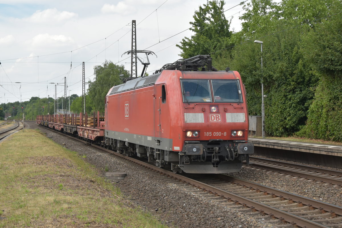 120m Schienen auf Rungenwagen bringt die 185 090-8 durch Bonn-Mehlem gen Koblenz am Samstag den 8.7.2017