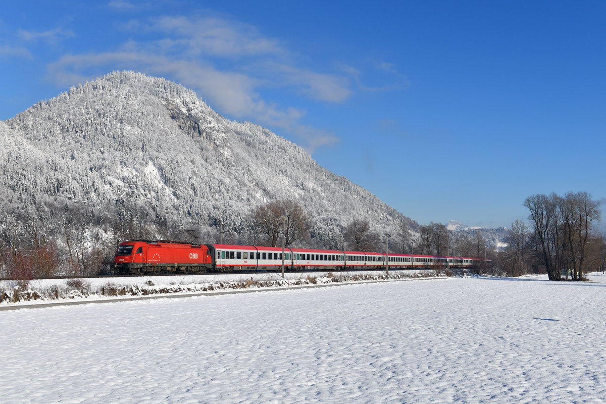 1216 001 mit EC 85 am 13.12.2018 bei Schaftenau. 