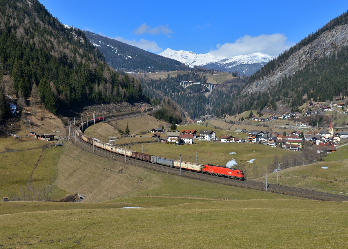 1216 001 mit einem Schrottzug am 28.03.2015 bei St. Jodok am Brenner. 