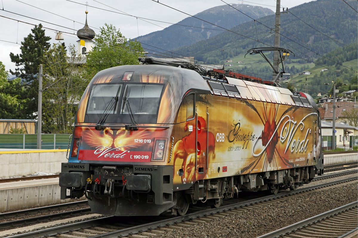 1216 019 (Wagner-Verdi) fährt am 9.05.2014 als Lokzug durch den Bahnhof Matrei.