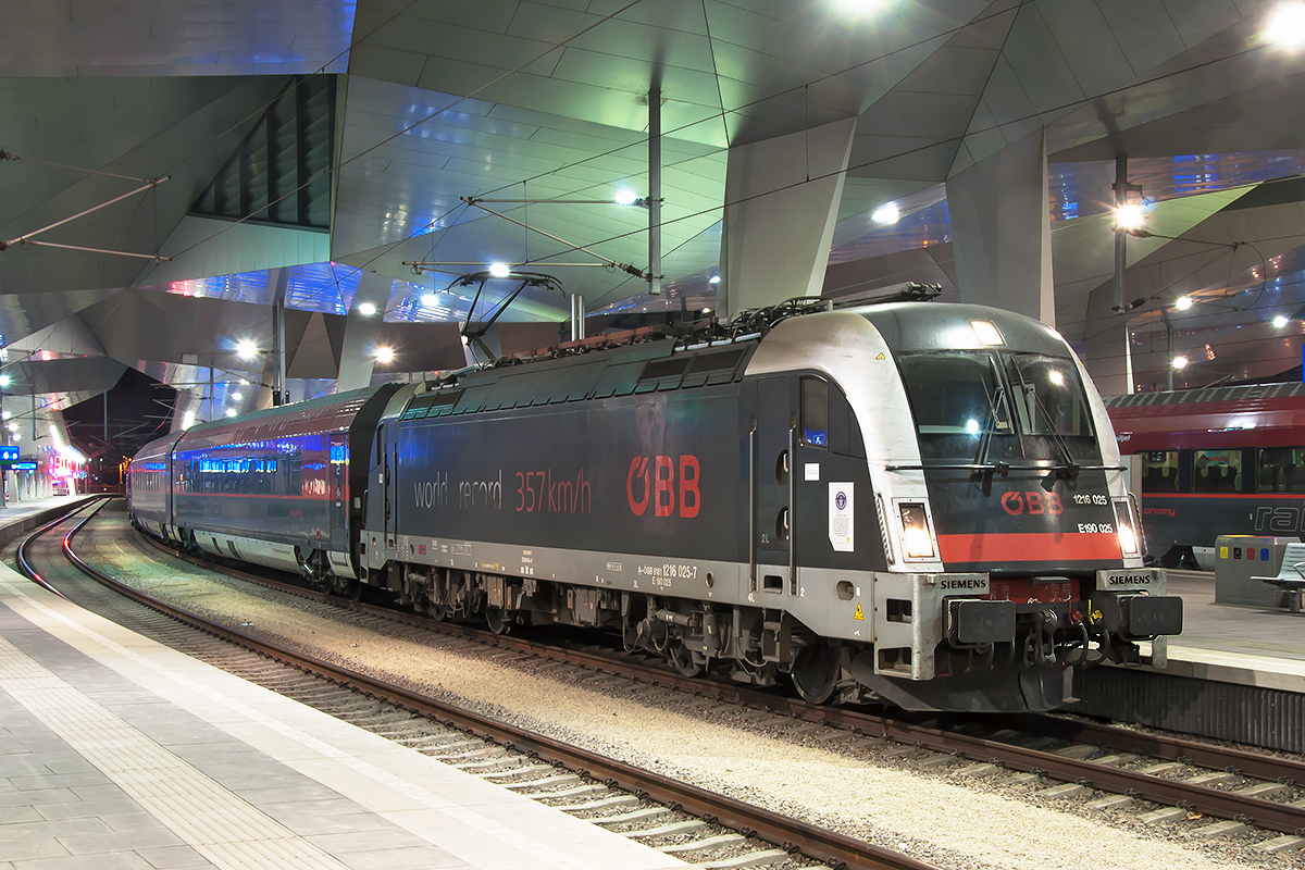 1216 025  world record  am 27.10.2018, kurz vor der Abfahrt mit dem railjet 131  San Marco  nach Venedig S.Lucia in Wien Hauptbahnhof.